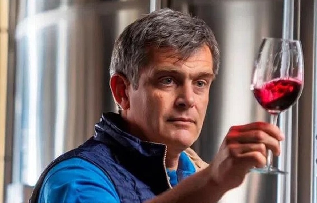 Pablo Cúneo examinando una copa de vino tinto