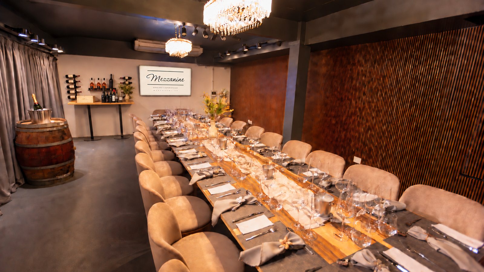 Mesa tendida en el salón de Mezzanine