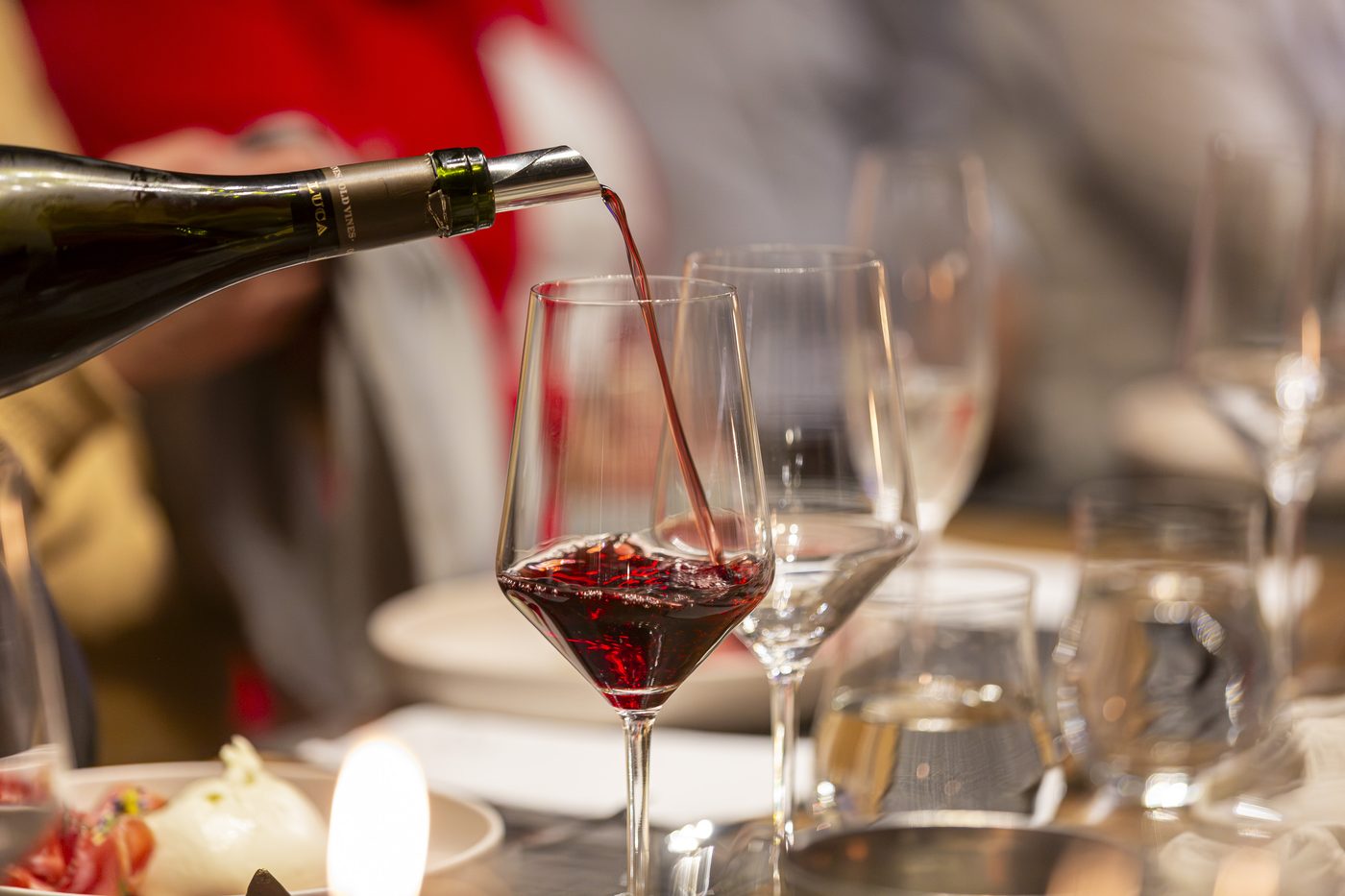El vino se sirve en la copa