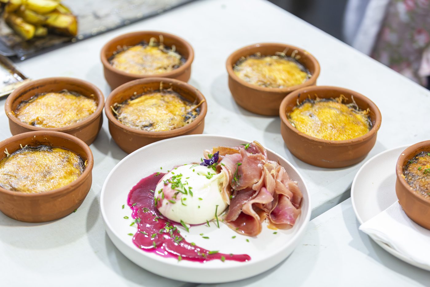 Burratina con jamón crudo y cazuelas